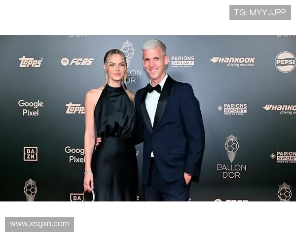 奥尔莫意大利度假晒伤背部，女友劳拉调侃 “生存之战”(1)