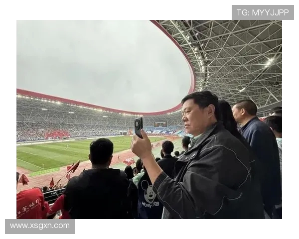 苏超暖心时刻！主队球迷集体高呼 “进一个”，客队球员含泪致谢